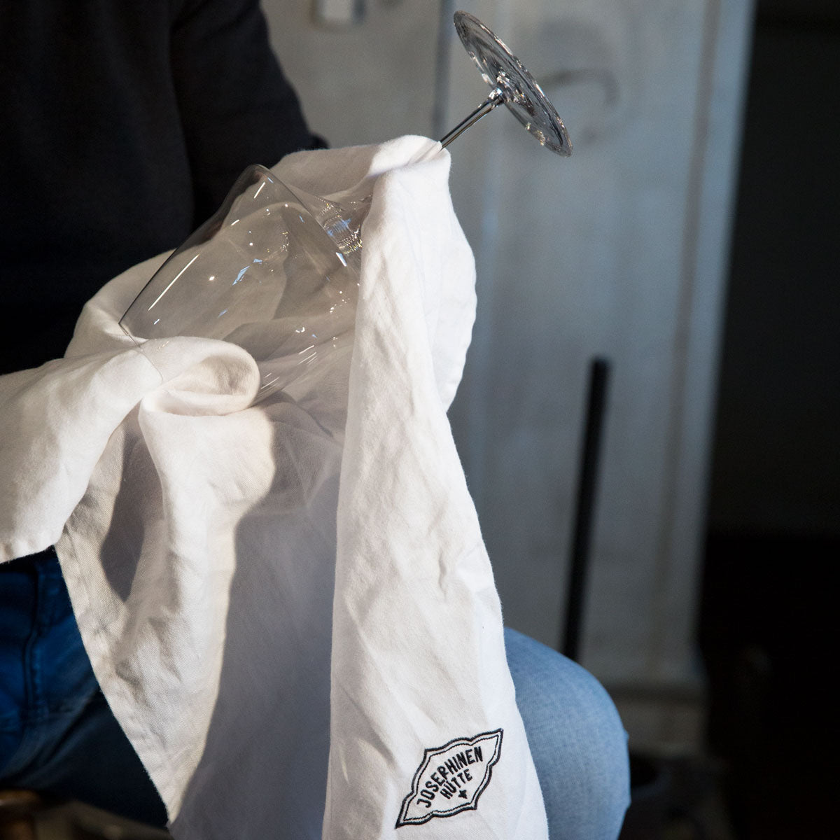 Glass polishing with the linen cloth