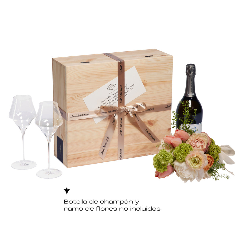 Un set de regalo de boda de Josephinenhütte que incluye una caja de madera con una cinta de "Recién Casados" y una tarjeta de felicitación. El set incluye dos copas de champán JOSEPHINE No 4. La botella de champán y las flores no están incluidas.